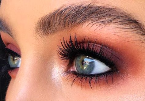 Maroon smokey eye. Dramatic Eye Makeup, Friday 13th, Glitter Eye Makeup, Glitter Eye, Spooky Tattoos, Hooded Eye Makeup, Makeup Guide, Web Images, Make Up Looks