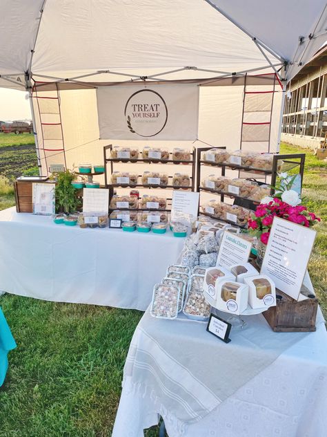 Flea Market Bakery Booth, Treat Vendor Booth Ideas, Cute Cookie Display Ideas, Baking Vendor Booth, Farmers Market Bakery Booth, Farmers Market Baking Display, Pastry Pop Up Booth, Farmers Market Display Cookies, Baker Vendor Booth Display Ideas