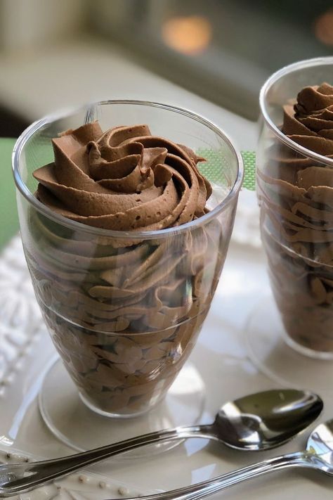 Baileys Chocolate Liquor, Baileys Chocolate Mousse Recipe, Baileys Chocolate Mousse, Bailey Mousse, Keto Chocolate Mousse, Easy Chocolate Mousse, Dark Chocolate Mousse, Decadent Chocolate Desserts, Chocolate Mousse Recipe