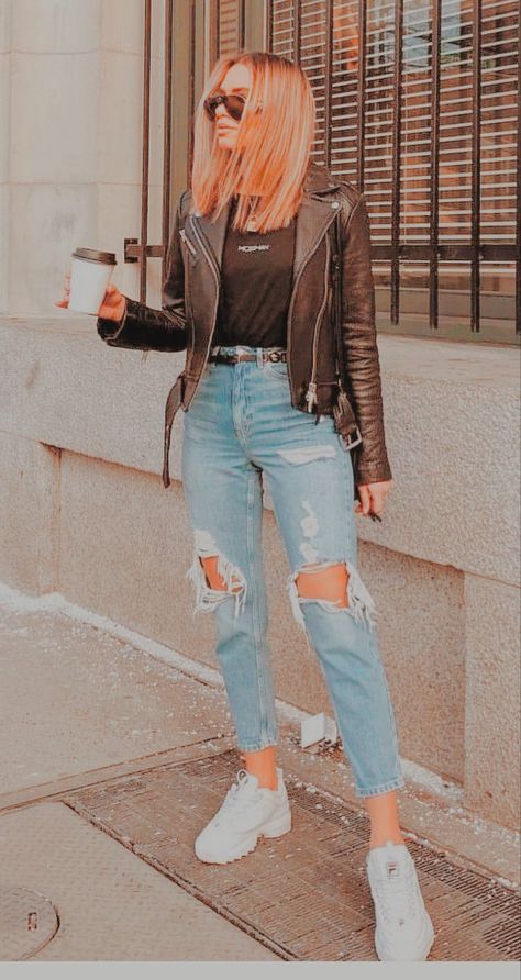 Outfit Pantalon Roto, Pantalon Roto Outfits, Outfits Con Tennis, 2022 Style, University Outfit, Leather Jacket Outfits, Winter Fashion Outfits, Denim Outfit, Look Chic