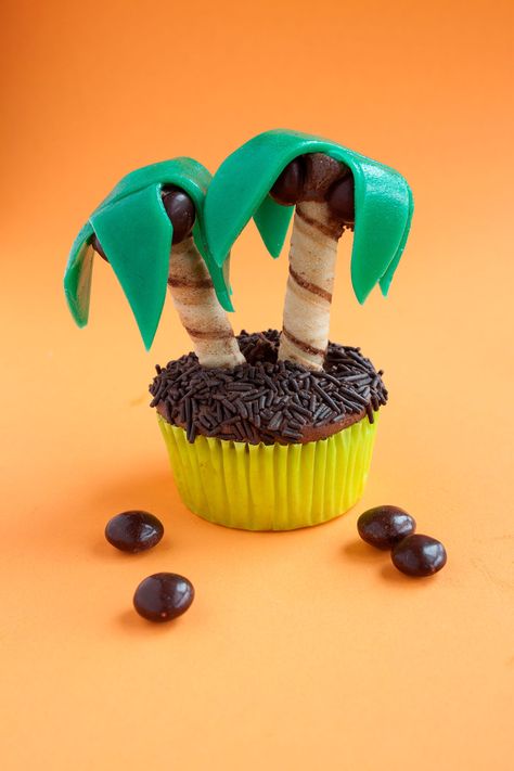 Edible Palm Tree Cupcakes Kids Party Desserts, Frosty Recipe, Summer Cupcakes, Diy Edible, Beach Cakes, Cupcake Wars, Hawaii Party, Gown Red, Luau Birthday