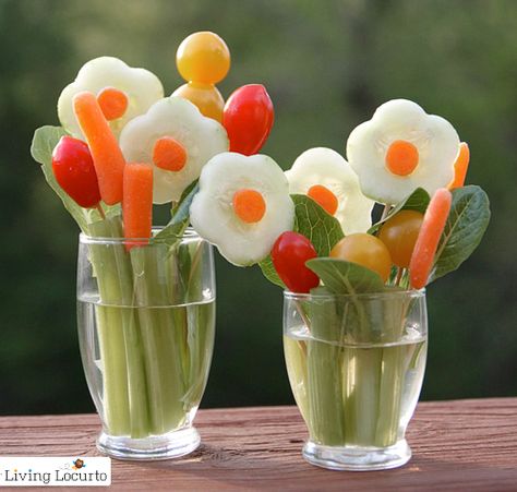 bouquet de légumes croquants Veggie Flowers, Veggie Bars, Edible Leaves, Fruit Bouquets, Mess Hall, Deco Fruit, Edible Bouquets, Diy Edible, Carrots Celery