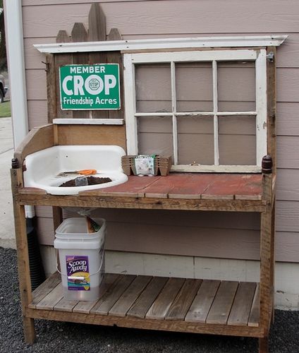 Potting Bench using old sink, old window and old wood pallets... no tutorial This could easily be a DIY project Potting Bench Ideas, Pallet Potting Bench, Potting Station, Garden Sink, Planter Bench, Old Sink, Potting Tables, Potting Table, Outdoor Sinks