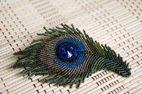 Bijoux Art Nouveau, Motifs Perler, Beaded Crafts, Beaded Animals, Peacock Feathers, Beaded Brooch, Peacock Feather, Brick Stitch, Beading Tutorials