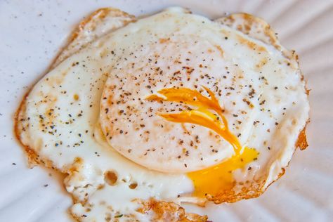 How to Cook Fried Eggs Over Medium Fried Egg Recipe, Eggs Over Medium, Fried Egg Recipes, Over Easy Eggs, Breakfast Specials, Huevos Fritos, Egg Recipe, Fried Eggs, Easy Eggs