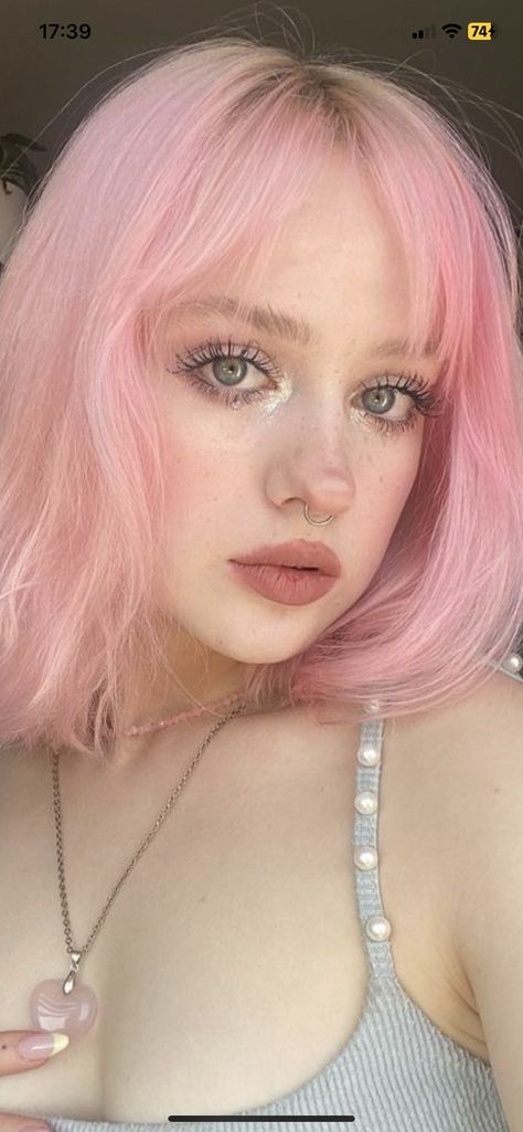 Pink Hair Fair Skin, Pink Hair Light Skin, Pink Hair Pale Skin, Pale Skin Hair, Pink Hair Green Eyes, Mint Hair Color, Pink Hair Blue Eyes, Flattering Makeup, Blush Pink Hair