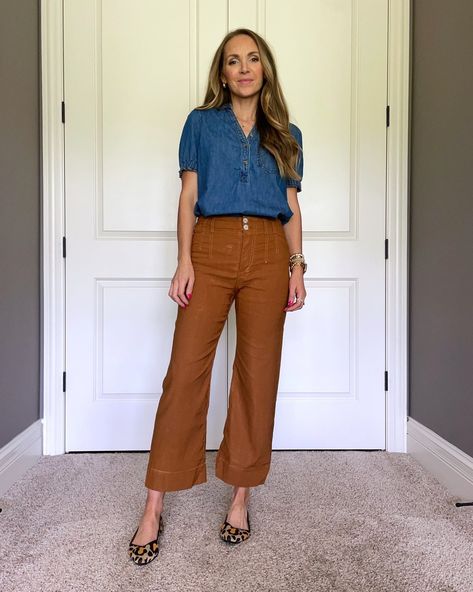 Camel Pants Outfit, Striped Top Outfit, Colored Pants Outfits, Cropped Pants Outfit, Corduroy Pants Outfit, Pants Outfit Work, Rust Color Dress, Chic Work Outfit, Pants Outfit Fall