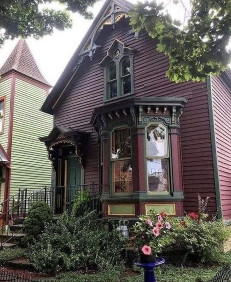 1920s House Exterior, Vintage House Exterior, Old House Exterior, Victorian House Colors, Beautiful Houses Exterior, Victorian Homes Exterior, Victorian Exterior, Red Houses, Exterior Inspiration