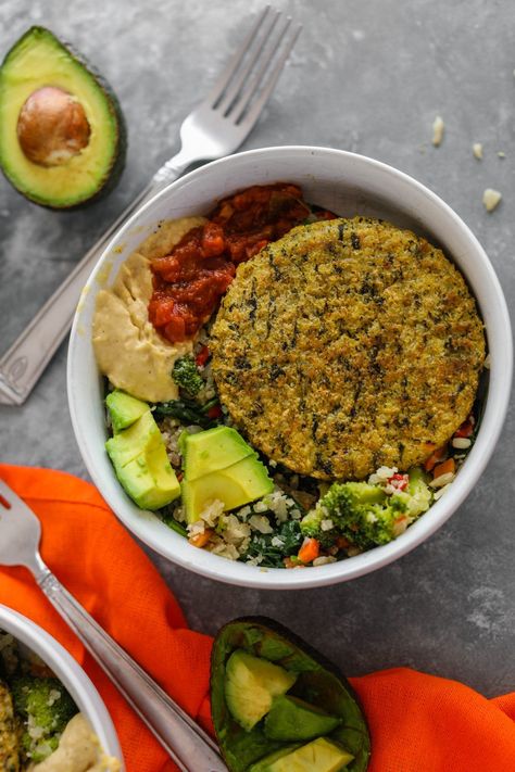 Cauliflower rice bowl with a meatless vegetable burger and your favorite toppings. Perfect for a quick plant-based freezer-friendly meal! | Vegan Dinner Recipes | Flora & Vino Veggie Burger Bowl, Macro Balanced Meals, Tahini Date, Macro Bowls, Recipes Bowls, Cauliflower Rice Bowl, Macro Bowl, Soup Breakfast, Burger Bowl