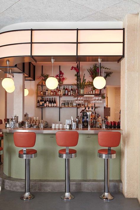 Cali Uptown Paris 10th Arrondissement Restaurant Retro Aesthetic Restaurant, Home Diner Ideas, Diner Interior Design Retro, Vintage Diner Interior, Cute Diner Aesthetic, Retro Restaurant Interior, Diner Christmas Decorations, Retro Diner Interior, Retro Bar Aesthetic