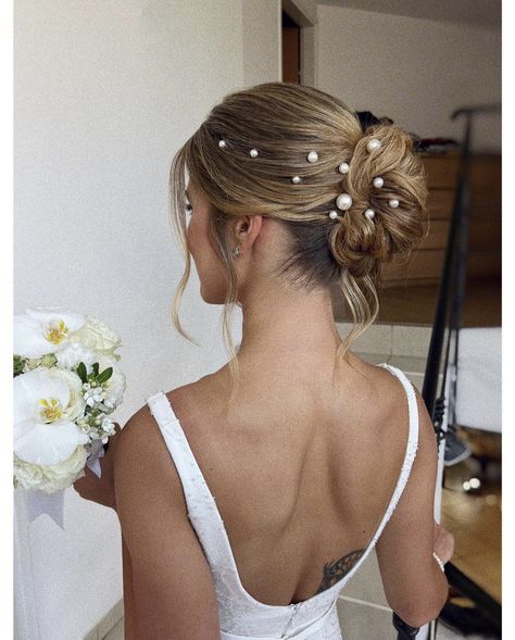 Wedding Hair Flower Crown, Prom Hair Updo, Flower Crown Hairstyle, Ball Hairstyles, Simple Wedding Hairstyles, Hair Up Styles, Bridal Hair And Makeup, Wedding Hair And Makeup, Bride Hairstyles