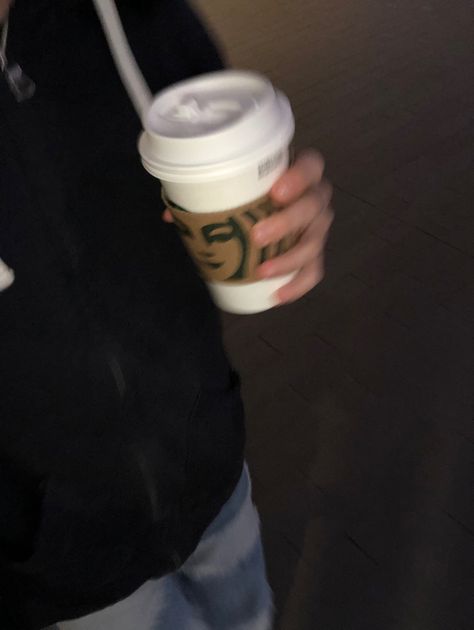 “aesthetic” pic of a starbucks coffee in the middle of the night lol Starbucks Airport, Coffee At Night, Starbucks Coffee Aesthetic, Coffee Dates Aesthetic, Starbucks Pictures, Night Coffee, Chill Drinks, Starbucks Coffee Cup