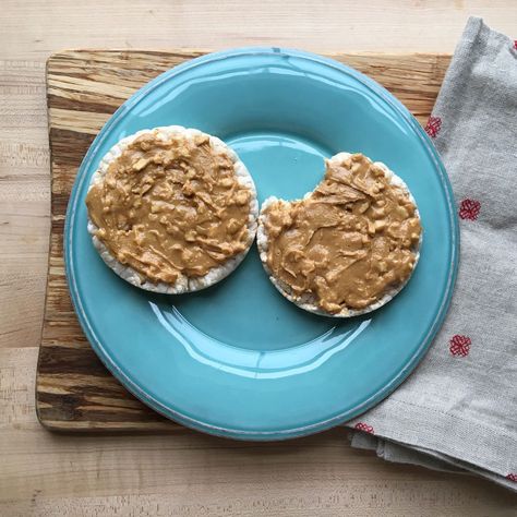 Rice Cakes With Peanut Butter, Rice Cake With Peanut Butter, Cakes With Peanut Butter, Peanut Butter Healthy, Rice Cakes Healthy, Dessert Smoothie, Yogurt Smoothies, Cooked Breakfast, Peanut Butter Recipes