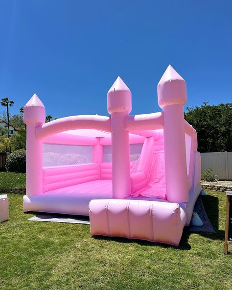 This was berry 🍓 cute 🥰 I had to share again 🩷 Balloon decor by @designs_by.izzy Bounce house by @littleonespartyco Bouncy House Birthday Party Ideas, Bouncy House Birthday Party, House Birthday Party Ideas, House Birthday Party, Bouncy House, Inflatable Bounce House, Cowgirl Party, Bouncy Castle, Pink Cow