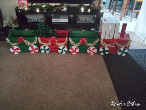 Gift Train Christmas, Wooden Crate Train Christmas, Christmas Train For Presents, Christmas Train Presents, Diy Christmas Present Train, Diy Christmas Train Crate, Christmas Train Ideas, Christmas Present Train, Christmas Crate Train