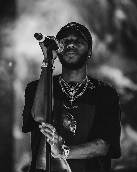 Bryson Tiller Black And White, Rapper Style, Artist Portrait, Rapper Art, Best Night Of My Life, Rap Wallpaper, 90s Hip Hop, Rap Artists, Fashion Cover