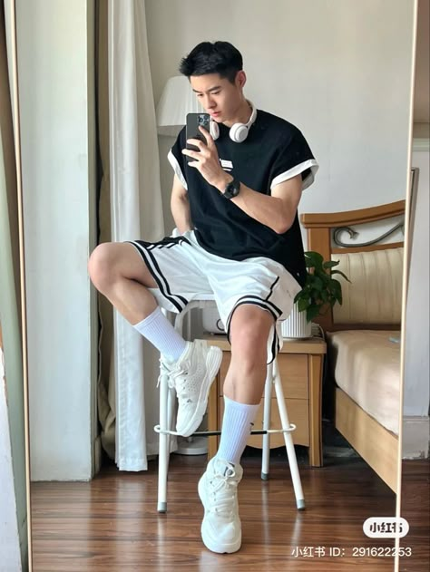 Korean Athletic Fashion Men, Male Sporty Outfits, Sporty Male Outfits, Sport Boy Aesthetic, Japanese Street Fashion Men, Aesthetic Male Outfits, Japanese Minimalist Fashion, Sporty Outfits Men, Korean Street Fashion Men