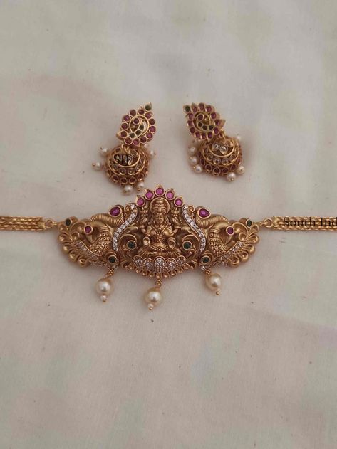 Lakshmi Choker Necklace, Gold Choker Necklace Indian Simple, Simple Choker Gold Indian, Nakshi Choker Designs, Simple Antique Necklace Gold, Gold Chockers, Choker Necklace Designs Gold Indian, Gold Choker Necklace Indian, Chokers Gold