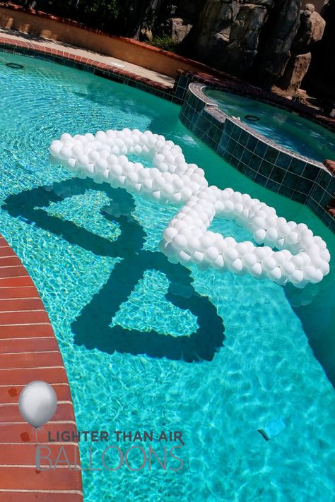 Engagement Pool Party Decorations, Floating Balloons In Pool, Pool Balloon Decorations, Pool Engagement Party, Engagement Party Planning, Decor Balloons, Floating Balloons, Party Decorating Ideas, Wedding Balloon Decorations