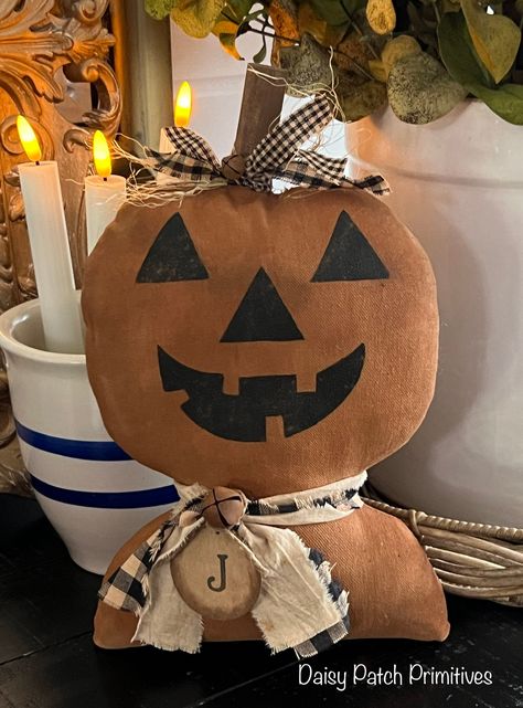 Free Primitive Patterns, Primitive Fall Decorating, Halloween Garlands, Primitive Fall Crafts, Prim Halloween, Pumpkins Crafts, Primitive Fall Decor, Dolls Halloween, Daisy Patches