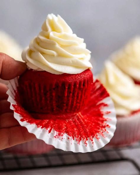 Close up of a Red Velvet Cupcake with Cream Cheese Frosting Banoffee Cupcakes, Red Velvet Cupcakes Recipe, Cupcakes Red Velvet, Red Velvet Cake Recipe, How To Make Red, Cupcakes With Cream Cheese Frosting, Impressive Desserts, Recipe Tin, Recipetin Eats