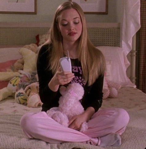 Mean Girl 3, Mean Girls Aesthetic, Karen Smith, 2000s Girl, 2000s Aesthetic, Amanda Seyfried, Iconic Movies, 2000s Fashion, Mean Girls