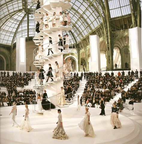 Chanel spiral staircase - doing it with style Fashion Show Runway Stage, Fashion Show Design, Catwalk Design, Runway Design, Coco Chanel Fashion, Fashion Runway Show, Chanel Fashion Show, Chanel Runway, Mode Chanel