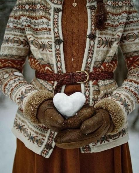 Winter Cottagecore Outfit, Cottagecore Winter Outfits, Vintage Winter Outfit, Winter In The Woods, Cottagecore Winter, Winter Cottagecore, Vintage Knitwear, Tauriel, Cottagecore Outfits