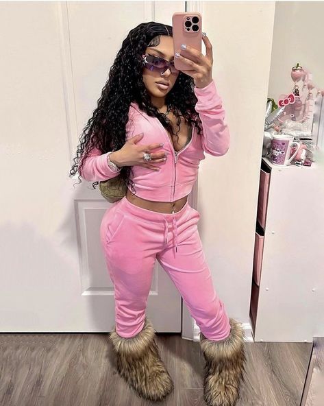 Fall Sets Outfit, Pink Fur Boots Outfit, Fuzzy Boots Outfit Y2k, Stephany Andrea, Outfits With Fur Boots, Fur Boots Outfit Black Women, Fuzzy Boots Outfit, Pink Baddie Outfits, Pink Fur Boots