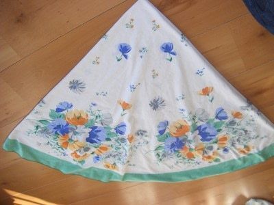 How to recycle a table cloth into a skirt. How To Make A Full Circle Skirt From… Sewing Table Cloth, How To Make A Skirt, Diy Circle Skirt, Costume Making, How To Recycle, Basic Sewing, How To Make Skirt, Simple Sewing, Lace Doily