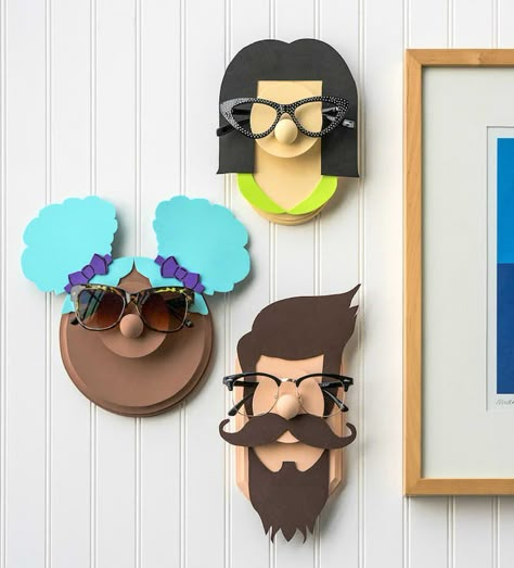 Fun Face DIY Glasses Holder and Display - Mod Podge Rocks Diy Glasses Holder, Diy Glasses, Doilies Crafts, Laser Cut Wood Crafts, Deco Originale, Glasses Holder, Diy Holder, Sunglass Holder, Glue Crafts