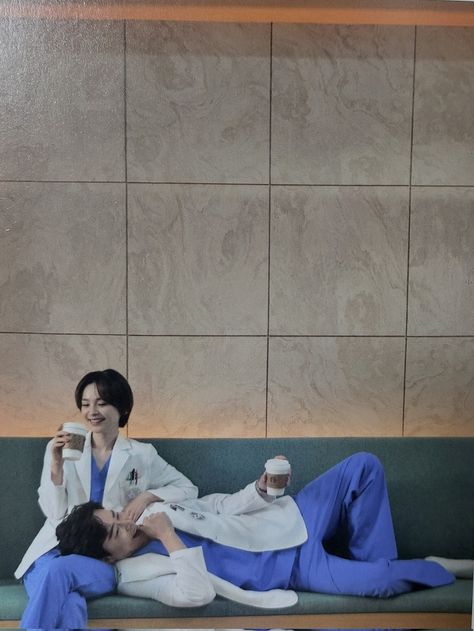 Korean Med School Aesthetic, Iksong Hospital Playlist, Doctor Couple Aesthetic, Hospital Playlist Aesthetic, Doctors Love Couple, Doctors Couple Goals, Doctor Boyfriend, Doctor Friends, Doctor Couple