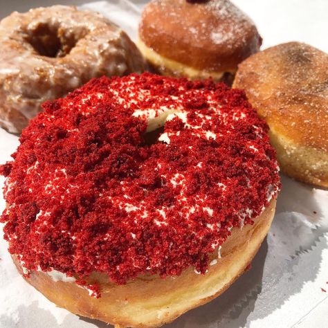 Donut Red Velvet, Red Donut Aesthetic, Red Velvet Donut, Cheesecake Donut, Red Velvet Donuts, Aesthetic Foods, Coffee Milk, Velvet Cake, Red Velvet Cake