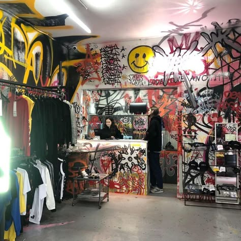 Graffiti Room Decor, Graffiti Room Ideas, Old Farmhouse Aesthetic, Room Graffiti, Bright And Airy Living Room, Punk Store, Punk Room, Graffiti Shop, Graffiti Room