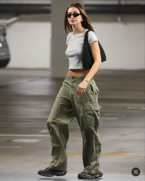 Green Cargo Pants Outfit, Parachute Pants Outfit, Cargo Pants Outfit, Green Cargo Pants, Wear Crop Top, Green Cargo, Style Cargo, Looks Street Style, Celebrity Street Style