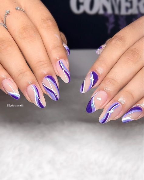 Swirl Line Nail Designs, Nail Art With Swirls, Purple And Silver Swirl Nails, Purple Line Nail Designs, Purple Swirls Nails, Fingernail Designs For Work, Short Acrylic Nails Designs Purple, Purple Line Nails, Nail Art Swirls Design