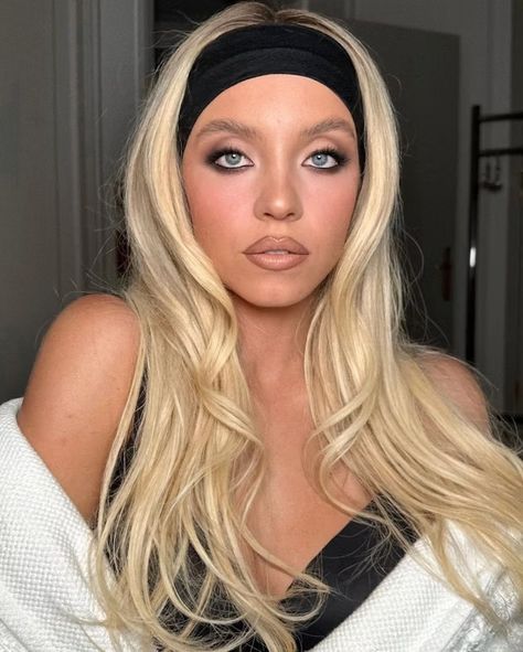 Fall 2024's Biggest Makeup Trends, According To The Pros Sydney Sweeney Makeup, Sydney Sweeney Style, Sweeney Style, Makeup Looks To Recreate, Fall Eyeshadow Looks, Celeb Makeup, Eyebrow Trends, Fall Makeup Trend, 80s Makeup