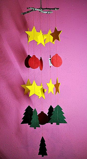 DIY christmas mobile Christmas Mobile, Holiday Art Projects, Mobile Craft, Ceramic Christmas Decorations, Wall Christmas Tree, Puppet Crafts, Holiday Crafts For Kids, Diy Advent Calendar, Navidad Christmas