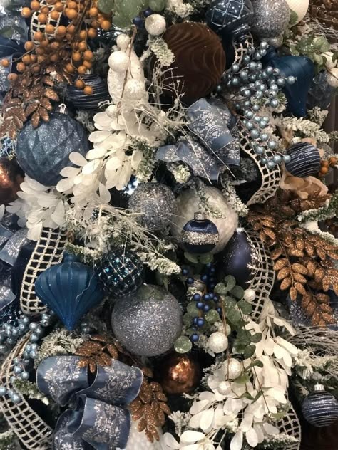 Copper Christmas Decor, Christmas Tree Colour Scheme, Blue Christmas Tree Decorations, Elegant Christmas Tree Decorations, Christmas Tree Decorated, Copper Christmas, Blue Christmas Decor, Christmas Tree Decorating Themes, Tree Themes