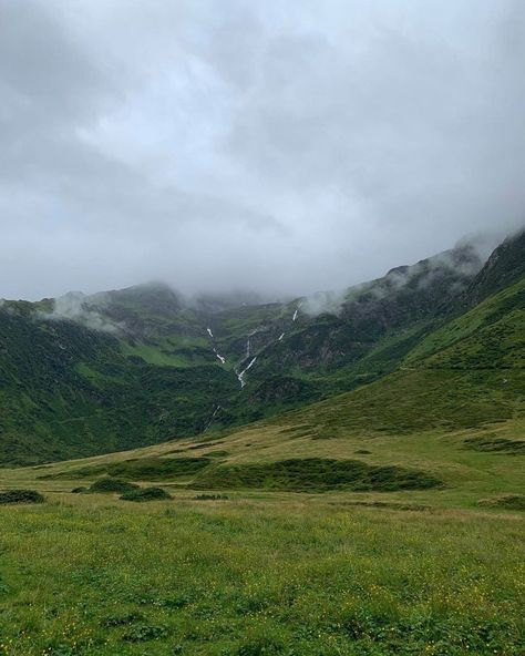 Dnd Landscape, Field With Mountains, Grass Mountain, Mountain Aesthetic, Mountain Images, Grass Background, Green Ground, Green Mountains, Scenery Photography