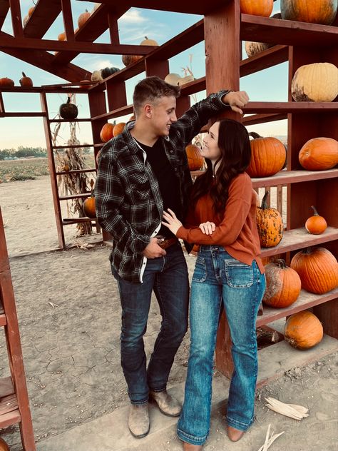 Country Pumpkin Patch Outfit, Family Photoshoot Pumpkin Patch, Couple Pumpkin Patch Pictures Outfits, Pumpkin Patch Outfit Western, Pumpkin Picking Couple Pictures, Fall Pumpkin Patch Photo Shoot Couples, Pumpkin Patch Date Outfit, Fall Couple Photos Ideas, Pumpkin Patch Outfit Men