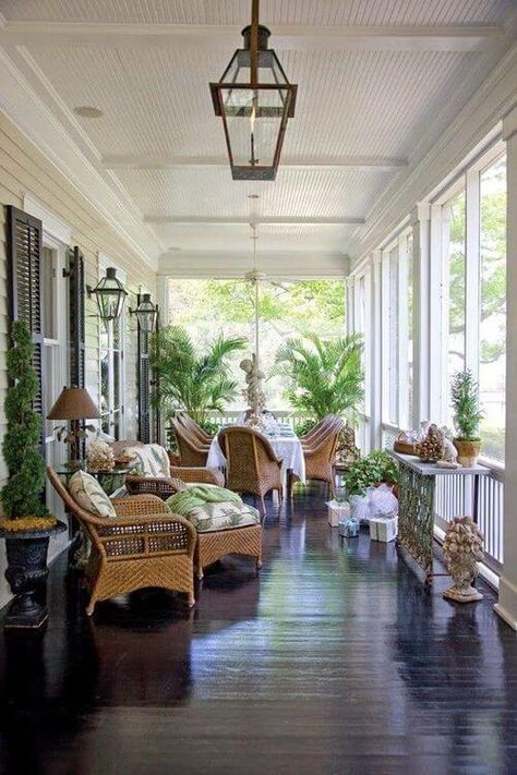 Screened porch love | Trending & Vintage Porch Lighting Ideas & Designs | FarmFoodFamily.com Porch Lighting Ideas, Rustic Farmhouse Front Porches, Painted Porch Floors, Back Porch Designs, Porch Design Ideas, Front Yard Decor, Screened Porch Designs, Southern Porches, Vintage Porch