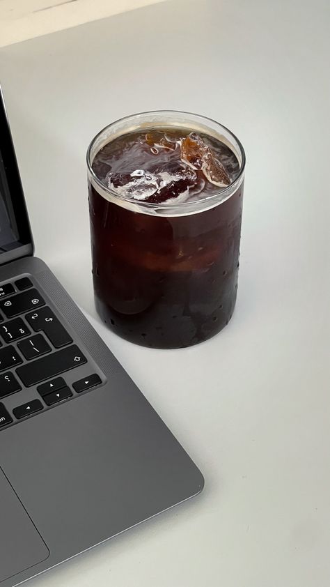 Americano Coffee Aesthetic, Ice Americano Coffee, Cold Brew Aesthetic, Iced Americano, Tonic Recipe, Americano Coffee, Coffee Board, Home Simple, Coffee Obsession