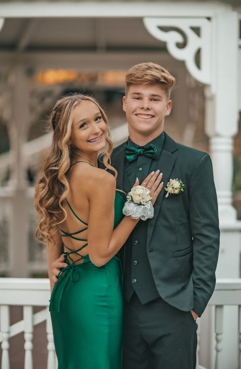 Formal Dance Pictures Couples Cute Ideas, Prom Posses Ideas, Matric Dance Couple Poses, Prom Posing Ideas Couple, Cute Couple Poses For Prom, Bf And Gf Prom Pictures, Formal Photography Poses, Senior Prom Poses, Prom Couples Poses Photo Ideas