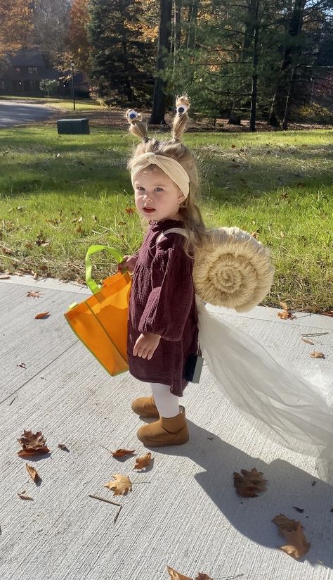 Bug Dress Up, Bug Costume Ideas, Diy Snail Costume Kids, Toddler Snail Costume, Bug Family Costume, Baby Snail Costume, Toddler Fairy Costume Diy, Snail Family Costume, Insect Halloween Costumes