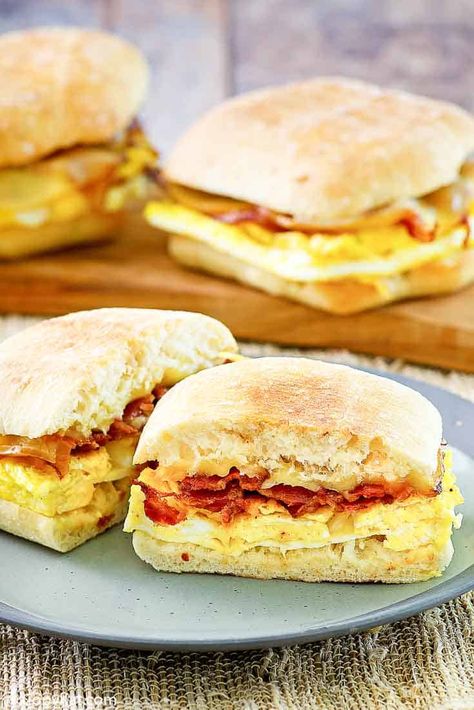 Diy Starbucks Bacon Gouda, Quick Potato Breakfast Recipes, Copycat Bacon Gouda Starbucks, Gouda Sandwich Recipes, Fluffy Eggs For Sandwich, Bacon Egg Cheese Sandwich, Starbucks Bacon Gouda Sandwich, Gouda Egg Bites, Starbucks Breakfast Sandwich