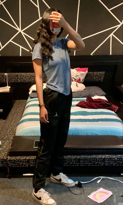 Chica linda, chica alta, moda lesbiana, pans, outfit casual, aesthetic, fotos al espejo, cabello negro, tenis nike Outfits Con Pans, Outfit Gym, Tenis Nike, Outfit Mujer, Gym Outfits, Aesthetic Clothing, Outfit Casual, Outfits Casuales, Outfits Aesthetic