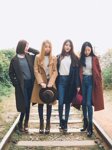 2016 Korean Spring Look Outfit Inspirations  http://www.ferbena.com/2016-korean-spring-look-outfit-inspirations.html Spring Outfits Korea, Korean Spring Outfits, Outfit Ideas Korean, Mode Ulzzang, Korean Fashion Ideas, Fall Fashion Coats, Korean Fashion Winter, Steal Her Style, Korean Fashion Outfits