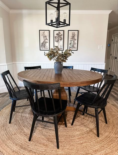 Simple House Decoration, Boho Table Ideas, Simple Farmhouse Dining Room, Kitchen With Round Table Ideas, Black And Brown Kitchen Table, Circle Kitchen Table Ideas, Dining Room Accent Furniture, White Kitchen Dark Table, Dark Wood Table With Black Chairs