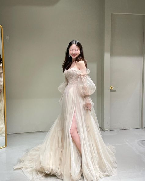 Prom Dress Asian, Asian Prom Dress, Prom Dress Aesthetic, Dresses Korean Style, Ball Outfits, Neutral Dresses, Gala Night, Dream Prom Dress, Fantasy Clothes